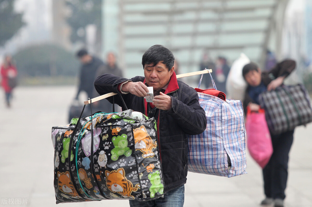 春运潮：蛇皮袋和铁桶成为农民工“标配”，为啥不买行李箱？